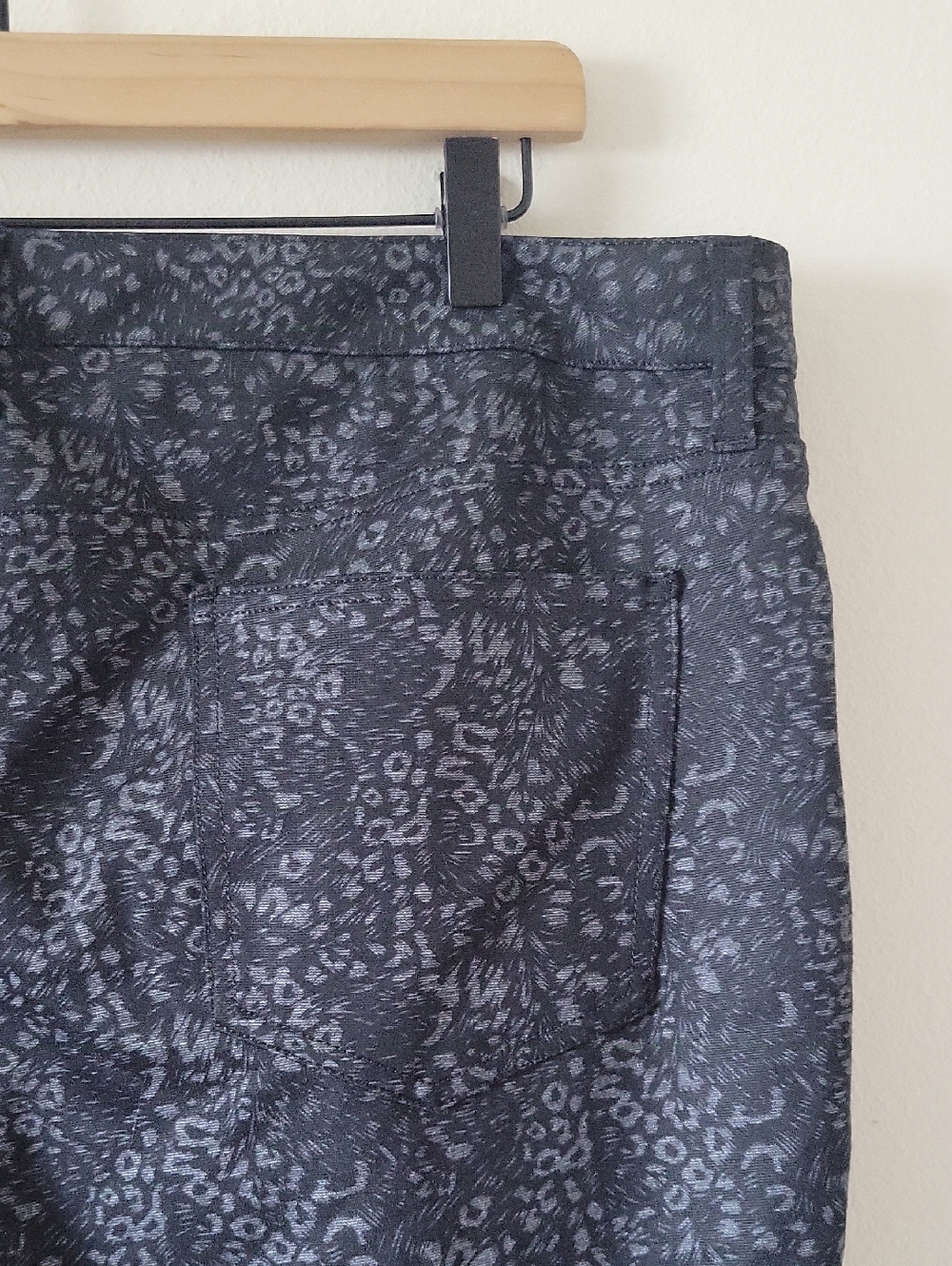 Chico's Black Grey Leopard Animal Print Slim Leg Ponte Pant Size XL/16R - Picture 5 of 7